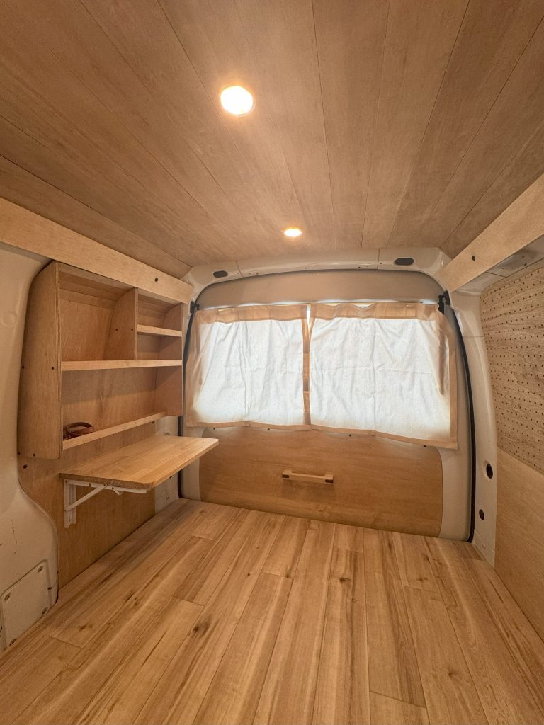 軽バン車中泊使用の室内案内