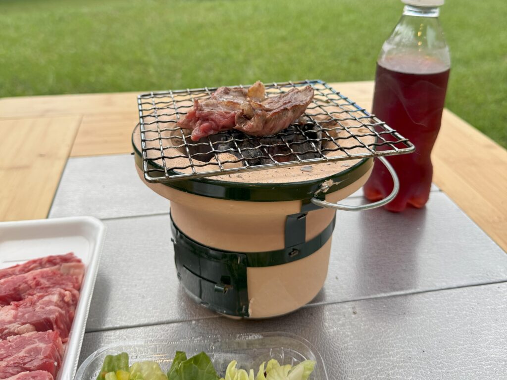 七輪で焼肉を焼く