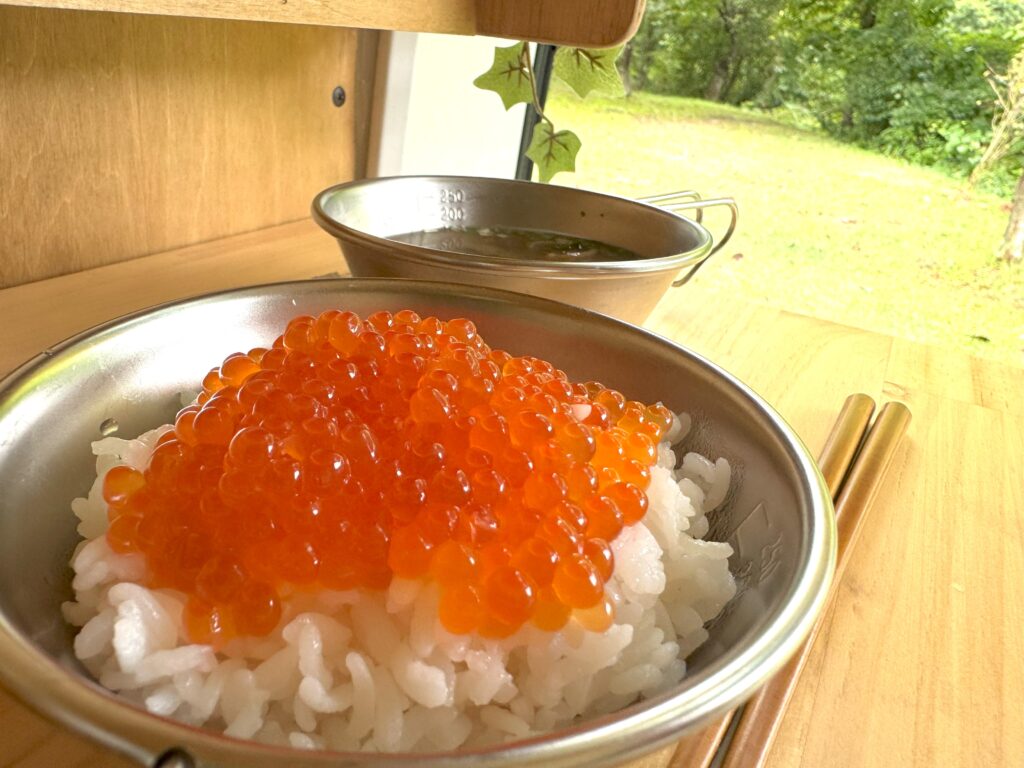 山でいくら丼を食べる