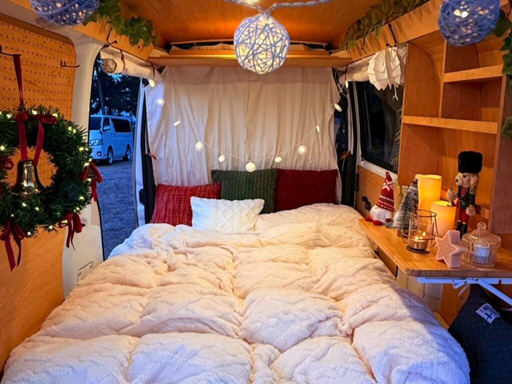 車中泊キャンプの車内